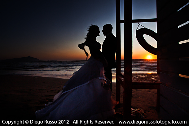 La silhouette degli sposi al tramonto