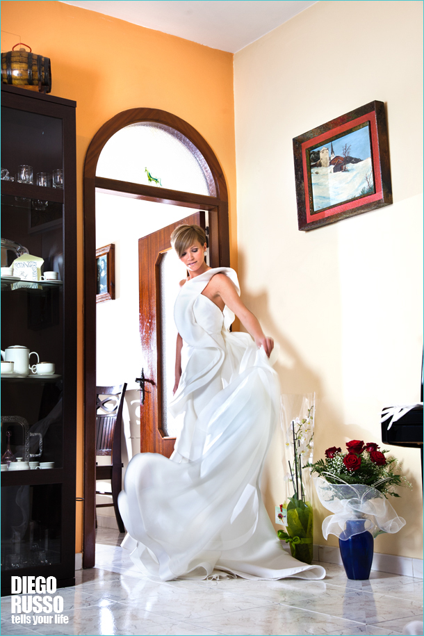 Foto Abito Sposa Monospalla - Foto Sposa Capelli Corti