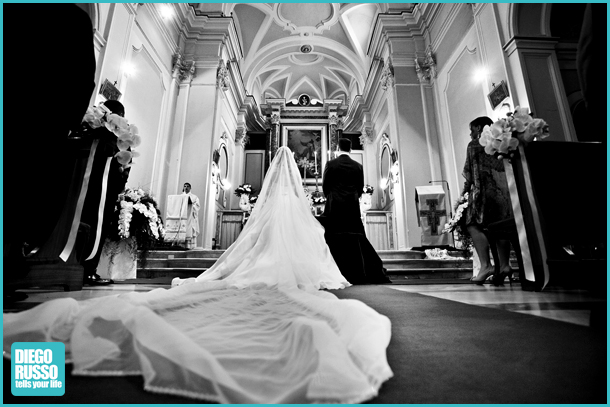 Matrimonio Religioso - Funzione Religiosa Matrimonio Velo Lungo Sposa - Foto Reportage - Foto Bianco E Nero - Foto Reportage Matrimonio