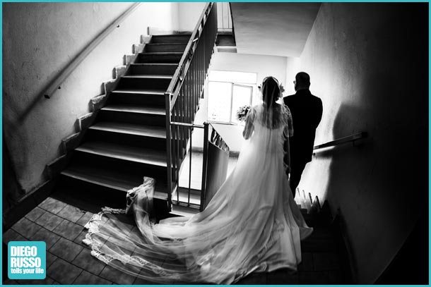 Foto Uscita Casa Sposa - Foto Bianco E Nero – Foto Velo Lungo – Foto Velo Sposa – Foto Matrimonio In Bianco E Nero - Foto Matrimonio – Foto Matrimonio Napoli – Foto Nozze – Foto Nozze Napoli -  Fotografi Napoli – Fotografi Matrimonio Napoli - Reportage Matrimonio - Reportage Fotografico - Wedding - Nozze – Matrimonio – Foto Bouquet Sposa – Foto Abito Nuziale – Foto Vestito Sposa – Foto Sposa Che Esce Di Casa