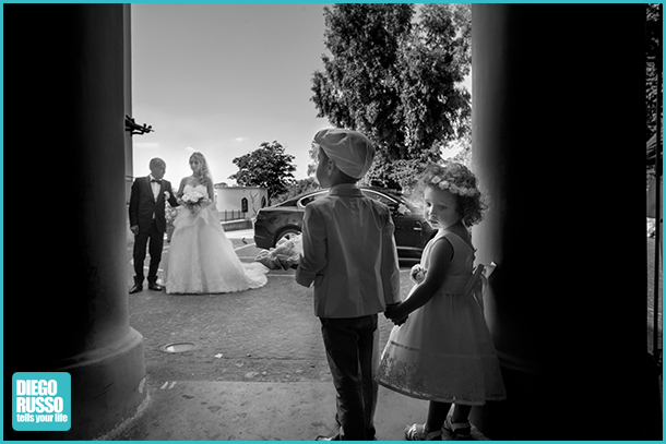 Foto Arrivo Sposa In Chiesa - Foto Bianco E Nero - Foto Bouquet Sposa - Foto Sposa Con Il Papà - Foto Matrimonio