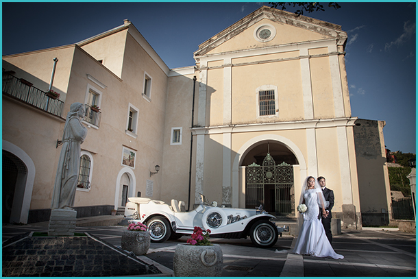 Foto Sposi Fuori Chiesa - Foto Matrimonio - Foto Nozze - Foto Sposi - Foto Auto Sposa