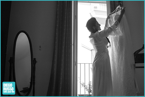 Foto Preparativi Sposa - Foto Bianco E Nero Nozze - Foto Bianco E Nero Matrimonio - Foto Abito SPosa - Foto Sposa In Vestaglia