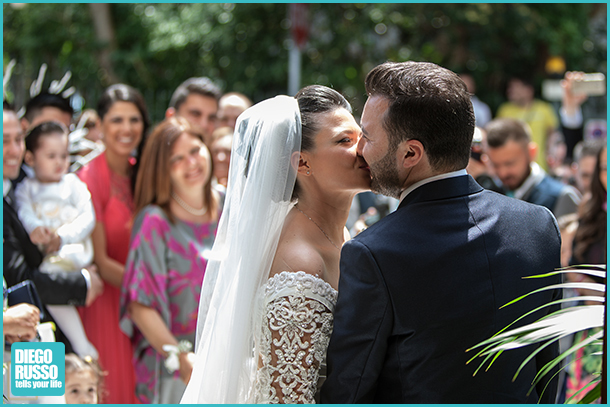 Foto Bacio Sposi - Foto Bacio Sposi Fuori Chiesa - Foto Sposi - Foto Velo Sposa - Foto Abito Nuziale