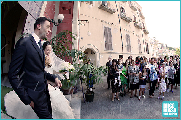 foto degli sposi che escono da chiesa - foto degli sposi - foto del lancio del riso - foto spontanee al matrimonio - foto reportage