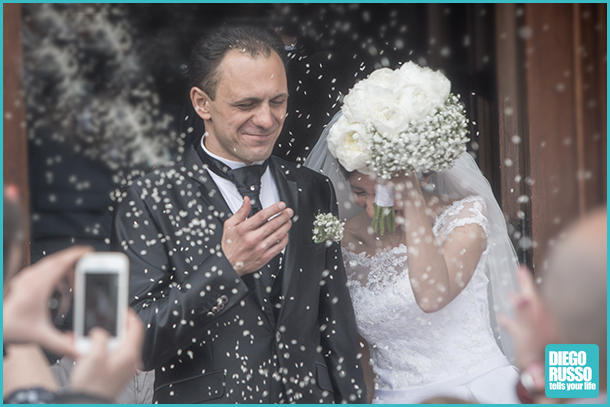 foto del matrimonio - foto degli sposi - foto degli sposi all' uscita da chiesa - foto del lancio del riso -  foto spontanee al matrimonio