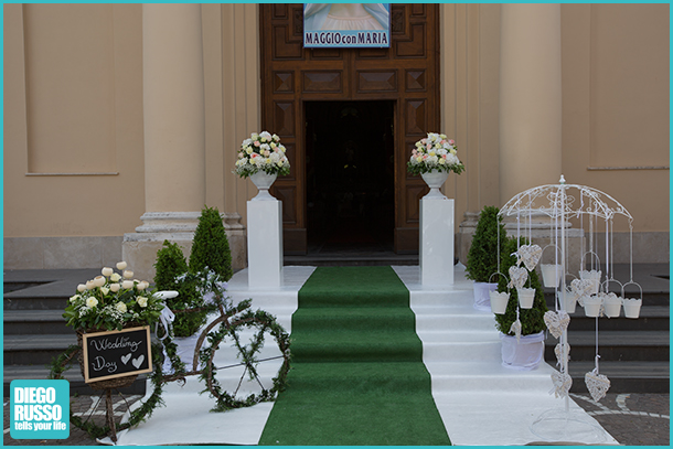 foto addobbi floreali - foto degli addobbi floreali fuori chiesa - foto dei fiori al matrimonio - foto matrimonio in chiesa - foto addobbi floreali chiesa