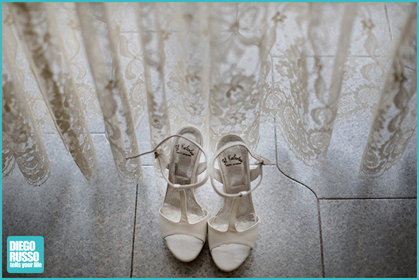 foto degli accessori sposa - foto delle scarpe della sposa - foto degli accessori al matrimonio - foto al matrimonio - foto dei dettagli
