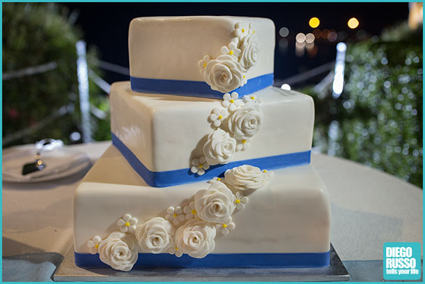 foto torta matrimonio - foto torta con decorazioni bianche e blu - foto torta wedding