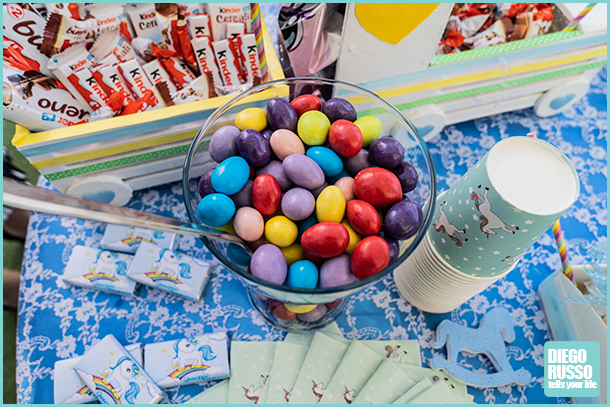 foto confetti colorati - foto tavolo dolci battesimo - foto confetti da battesimo