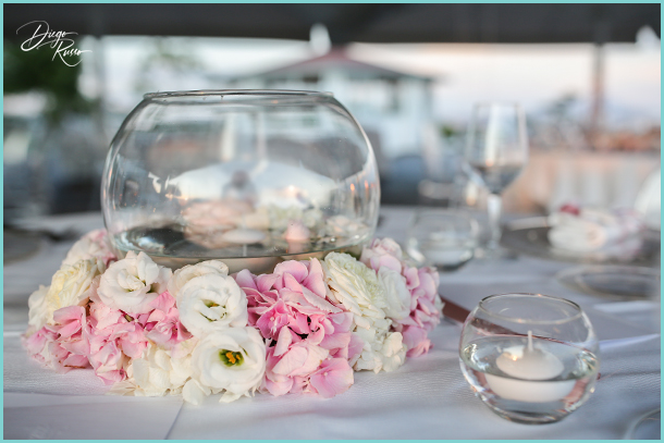 foto centrotavola con fiori e candela - foto centrotavola da matrimonio - foto centrotavola con fiori bianchi e rosa