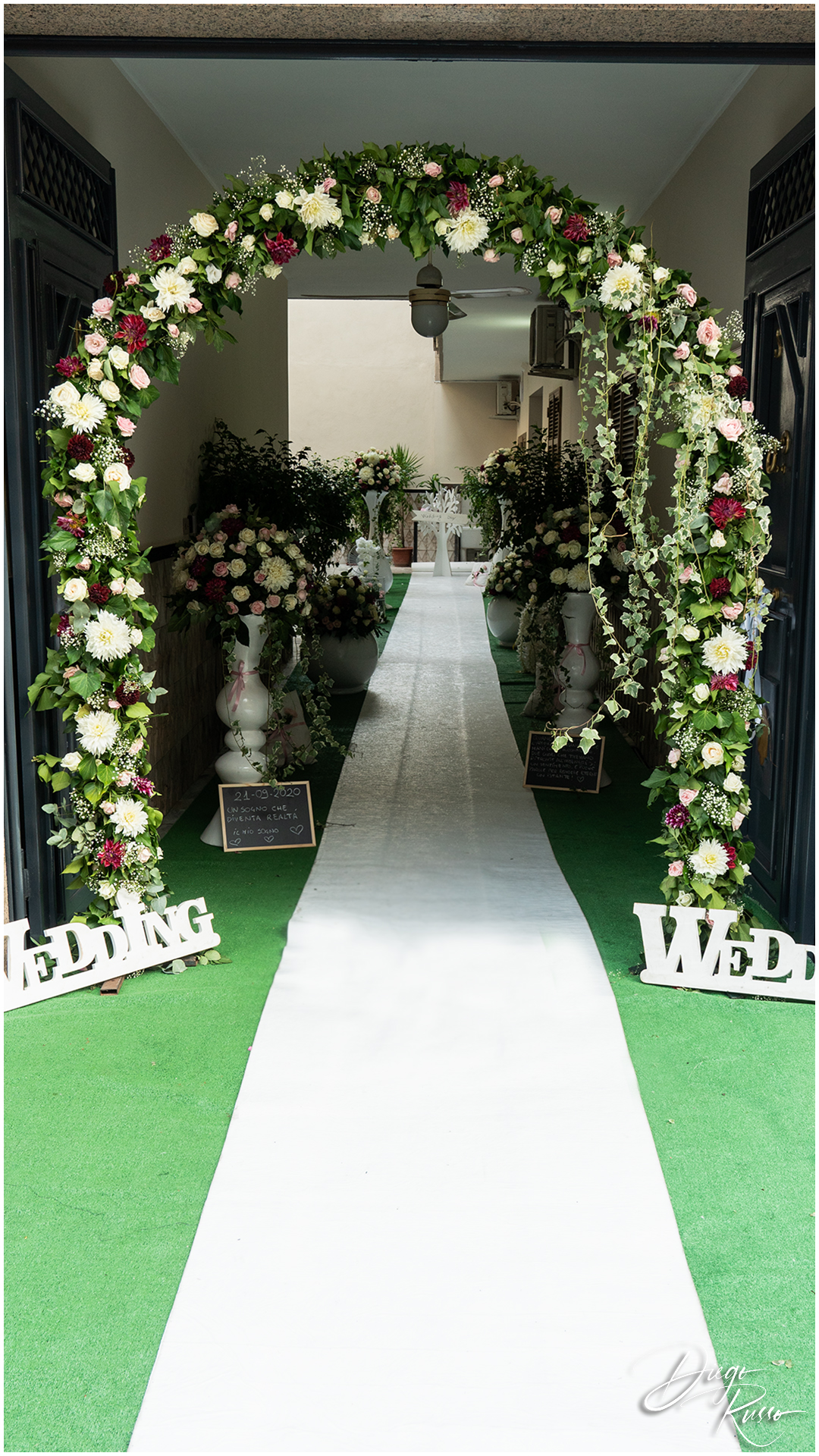 Arco di fiori colorati per matrimonio • DIEGO RUSSO fotografo di matrimoni  a Napoli, Caserta, Salerno, Benevento e Avellino