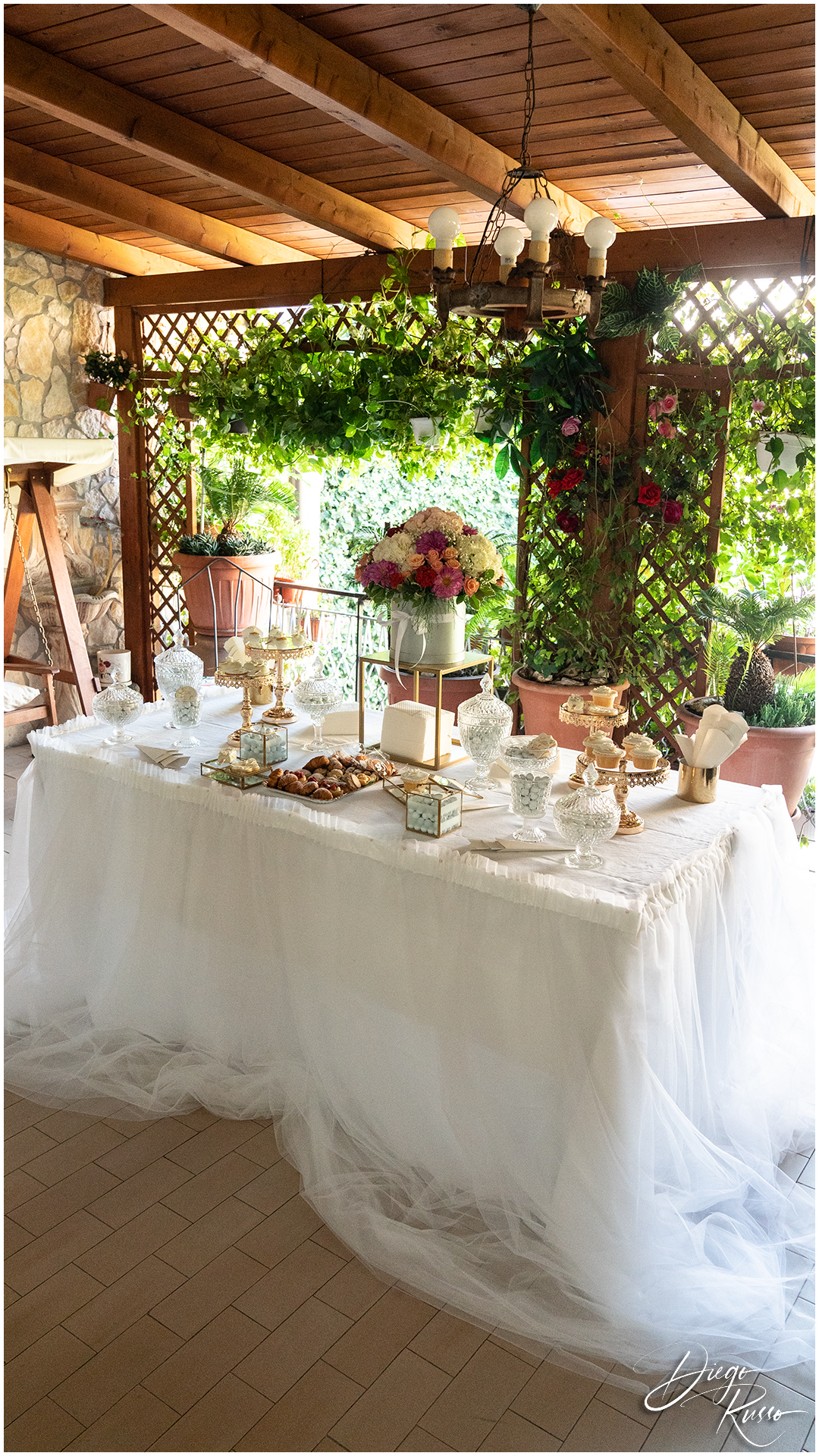 Elegante confettata casa sposi • DIEGO RUSSO fotografo di matrimoni a  Napoli, Caserta, Salerno, Benevento e Avellino
